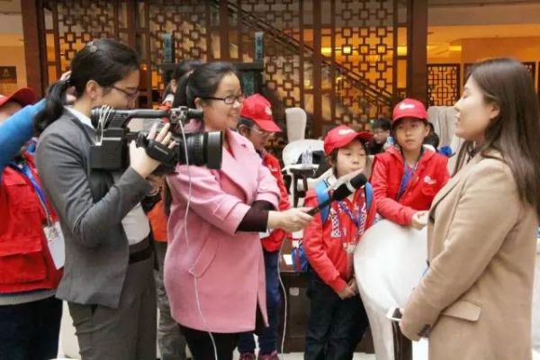 长城网新闻中心副主任赵晓慧:从业近八年、两次采访全国两会,但真的走进这场没有硝烟的“战争”之中,内心还是有一丝紧张。从最初担当传统媒体的网络版配角,到今天独当一面:多样编播手段、创新报道形态、活用“采访神器”、拓展报道空域,网络媒体已逐渐成为两会报道中的主要角色.8